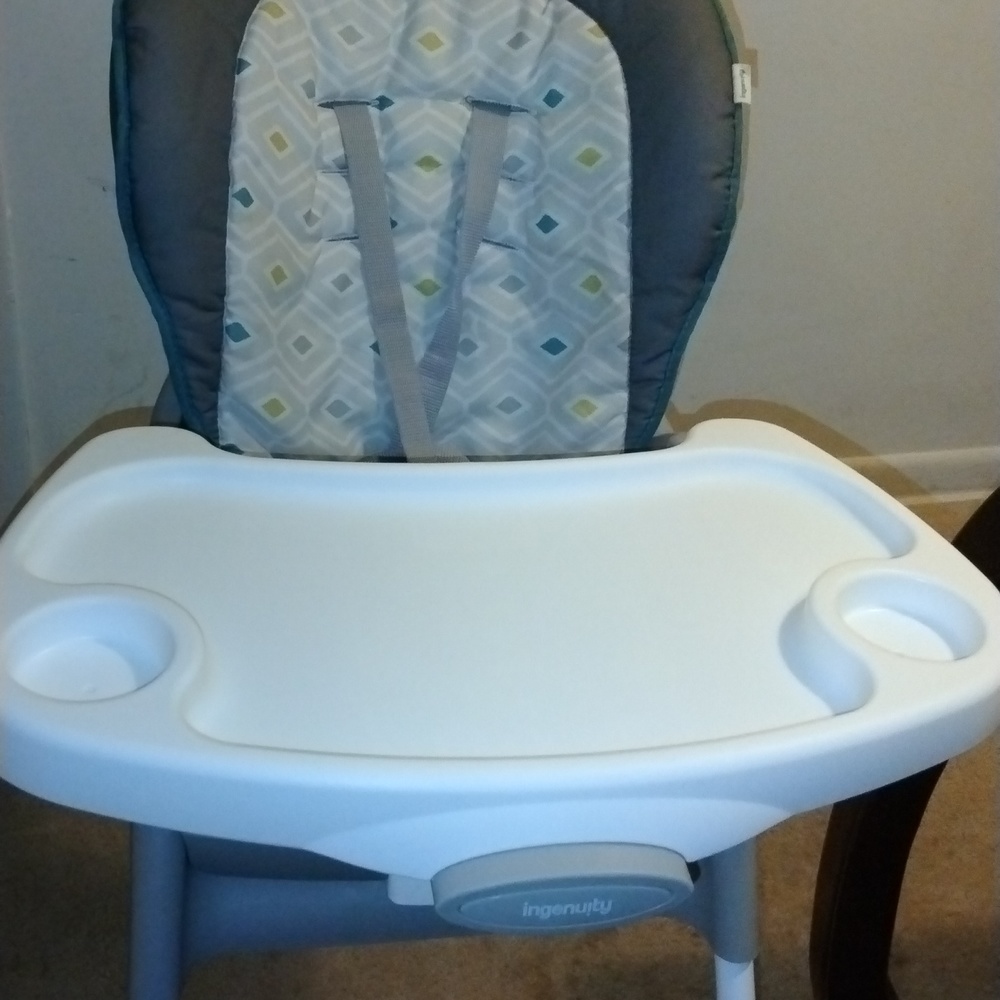 Baby high chair ingenuity white and gray
